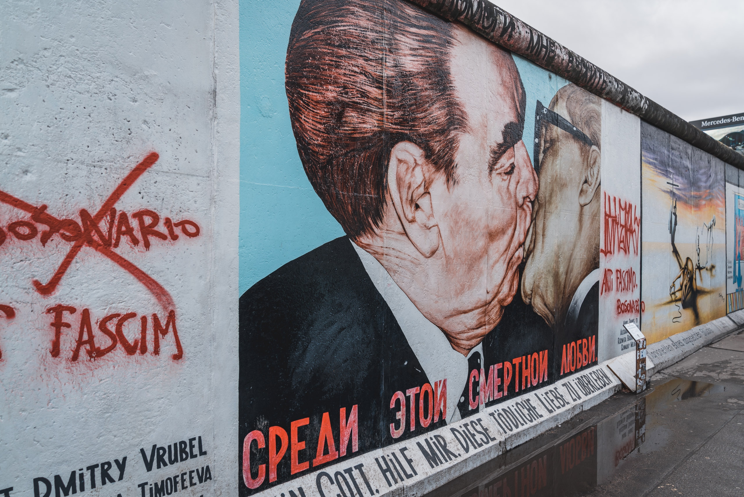 The KIss - Leonid Brezhnev & Erich Honecker 